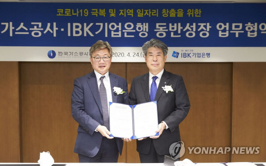 윤종원 기업은행장(오른쪽).  사진=연합뉴스